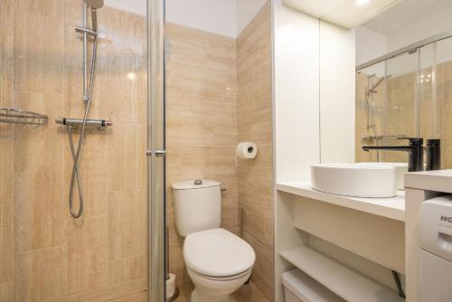 une salle de bain avec toilettes, lavabo et douche dans l'établissement appartement 1ère ligne avec accès plage, à Palavas-les-Flots