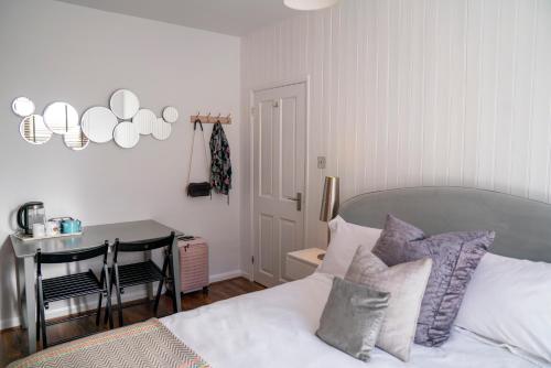 Ένα ή περισσότερα κρεβάτια σε δωμάτιο στο Bright Spacious room in Central Brighton