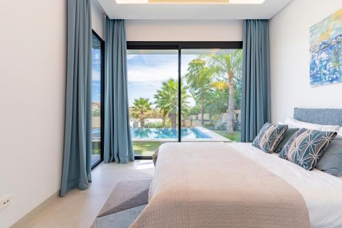 Villa Michaela moderna de súper lujo con piscina y vistas