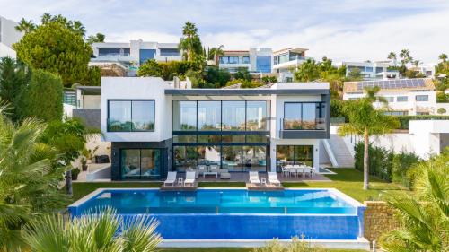 Villa Michaela moderna de súper lujo con piscina y vistas