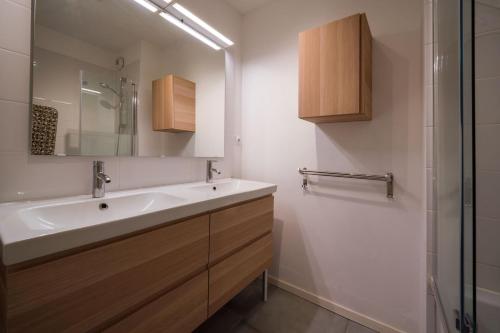 une salle de bain avec un lavabo et un miroir dans l'établissement Évasion Pointe Croisette, vue mer, plage à une minute, à Cannes