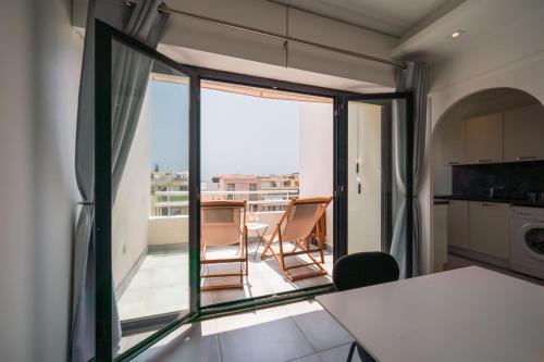Il comprend une cuisine avec un balcon doté d'une table et de chaises. dans l'établissement Évasion Pointe Croisette, vue mer, plage à une minute, à Cannes