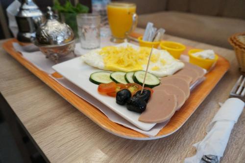 a tray with a plate of food on a table at 2 Voies Résidence in Dakhla