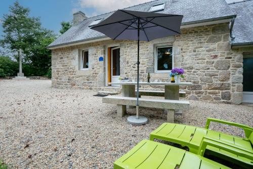 LanvellecにあるGîte Ty Nevezの建物前のピクニックテーブル