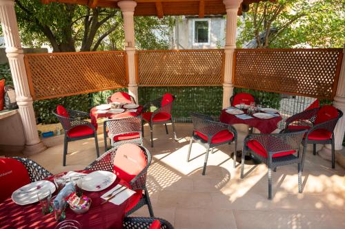 Un restaurante o sitio para comer en Villa Palma - With Free Parking