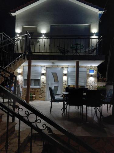 Balkón nebo terasa v ubytování Apartments with a swimming pool in the Dalmatian Hinterland
