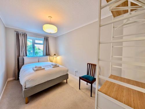 Postel nebo postele na pokoji v ubytování Charming Flat in London with FREE PARKING