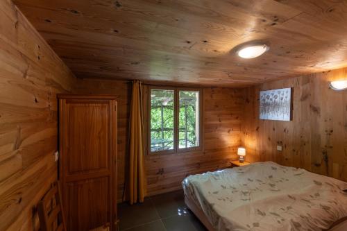 Katil atau katil-katil dalam bilik di Chalet Jaune - Piscine Partagée