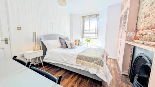 Ένα ή περισσότερα κρεβάτια σε δωμάτιο στο Bright Spacious room in Central Brighton