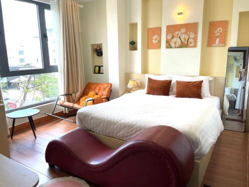 a bedroom with a large bed and a chair at Khách sạn Sinh Hiền in Liên Trì (4)
