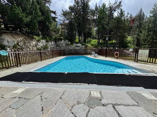 une piscine dans une cour clôturée dans l'établissement 2 Bedroom Apartment Arc 1950 - Sources de Marie, à Arc 1950