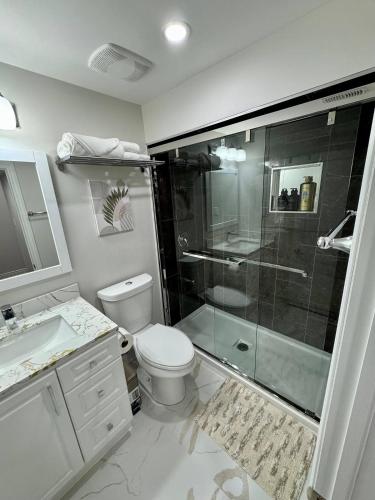 een badkamer met een douche, een toilet en een wastafel bij 2 BR Private Basement Suite | Minutes from YYZ in Brampton