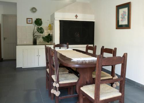 ein Esszimmer mit einem Holztisch und Stühlen in der Unterkunft Duplex en San Lorenzo, Salta in Salta