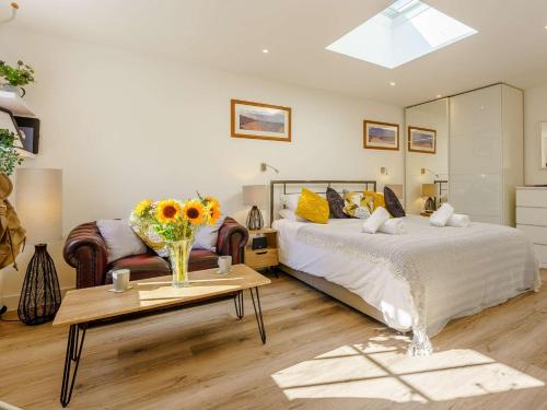 ein Schlafzimmer mit einem Bett und einem Tisch mit Blumen darauf in der Unterkunft 1 Bed in Broadstairs 89391 in Broadstairs