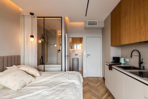 Bathtub and View 21st Floor The WAW Sawa