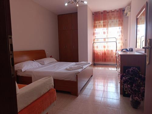 een slaapkamer met een bed en een wastafel bij Casa Mare in Durrës