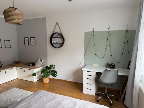 a bedroom with a desk and a chair in it at Ferienwohnung im Herzen von Oberstdorf in Oberstdorf