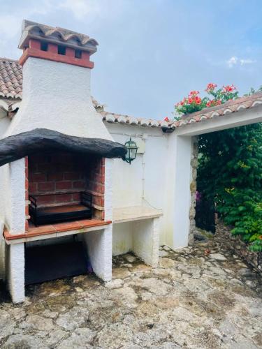 a house with a brick oven on the side of it at Alto Paraíso Boutique Hotel in Reguengo Grande