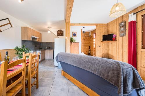 Cette chambre comprend un lit, une table et une cuisine. dans l'établissement Pré-vernay 7pers, à Saint-Jean-dʼArves