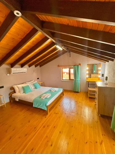 a bedroom with a bed and a wooden floor at Ihtiyarsöğüt in Marmaris