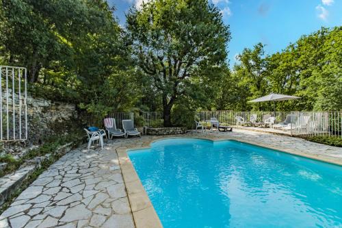 - une piscine dans un jardin avec des chaises et une table dans l'établissement La Maison De Tine, à Cénac-et-Saint-Julien