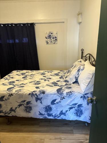 Katil atau katil-katil dalam bilik di Private Room 3 In A Spacious 5-bedroom Home