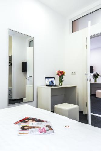 Кровать или кровати в номере Orange Hotel
