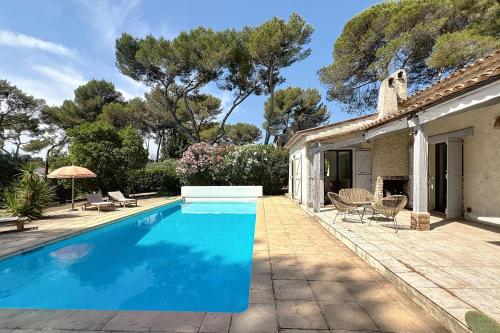 une piscine devant une maison dans l'établissement Mougins Charming villa with swimming pool 3 bedrooms in the pine forest, à Mougins