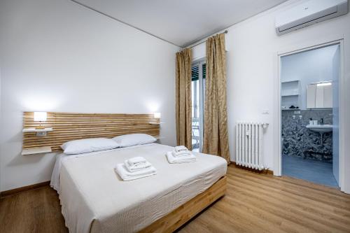 Un dormitorio con una cama grande y una ventana grande. en Florence smart rooms, en Florencia