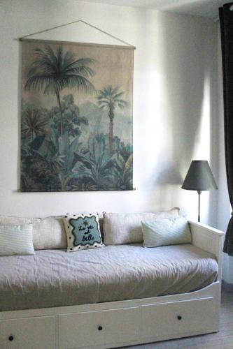 ディジョンにあるDijon hypercentre - Hotêl particulier - Jean sans Peurの壁画のあるリビングルーム(ソファ付)