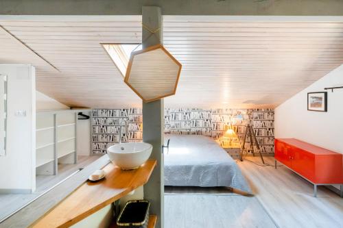 ein Schlafzimmer mit einem Bett und einem Schreibtisch mit einer Schüssel darauf in der Unterkunft Maison Capbreton 6pers proche golf in Capbreton