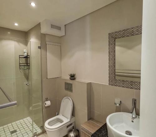Ένα μπάνιο στο Beachfront Penthouse with balcony and parking