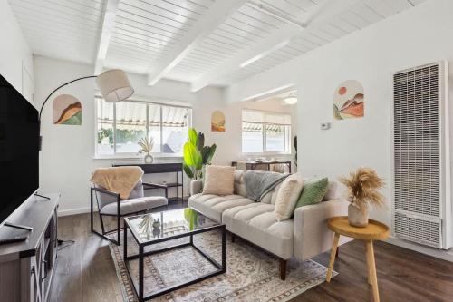 een woonkamer met een bank en een tafel bij UC Proximity - Cozy City Stay - Free Parking Spot in Berkeley