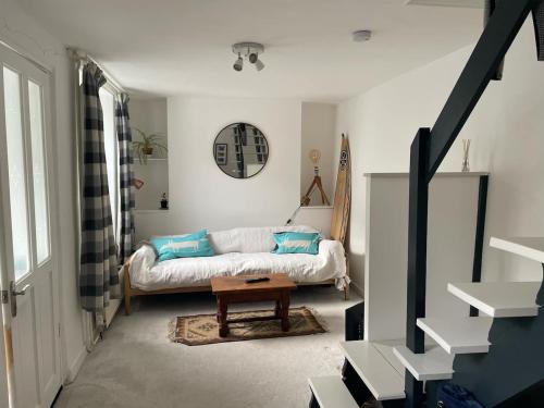 ein Wohnzimmer mit Sofa und Tisch in der Unterkunft 2 bedroom cottage in Kingsbridge in Kingsbridge