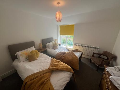 En eller flere senge i et værelse på Pomeroy Cottage in the Peak District