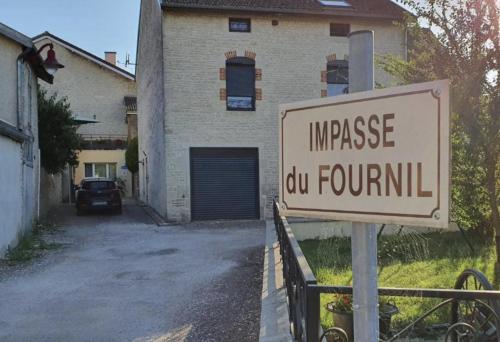 a sign in front of a house with a garage at Appartement Vieville in Viéville