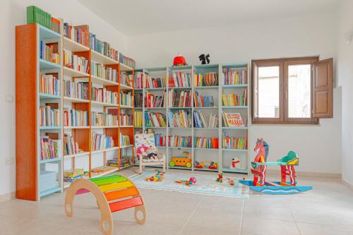 una stanza con librerie piene di libri di Casa del Sud a Ostuni