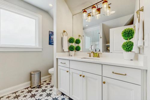 un baño con lavabo y espejo en The Livery on 5th, Unit B, en Nashville