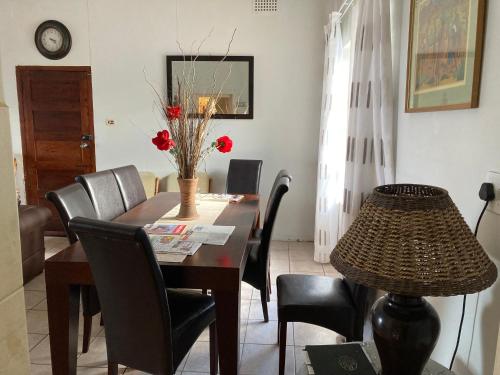 una sala da pranzo con tavolo e sedie di Mac Cottage a Park Rynie