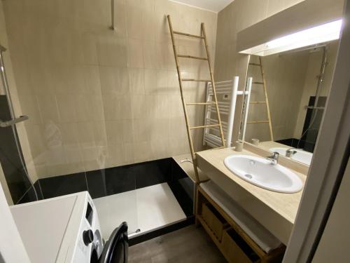 une salle de bain avec un lavabo et un miroir dans l'établissement Appartement Moderne 6 Pers, Centre d'Arcachon, Parking Sécu, Ascenseur, Ménage Inclus - FR-1-474-97, à Arcachon