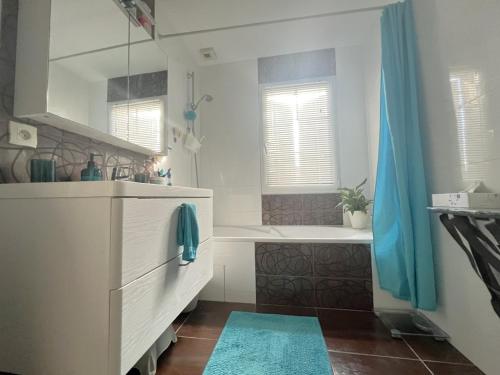 une salle de bain avec une baignoire, un lavabo et un miroir dans l'établissement Charmante Villa avec Terrasse et Garage à Arcachon, Proche Centre et Plages - FR-1-474-61, à Arcachon