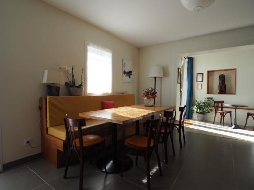 une salle à manger avec une table et des chaises en bois dans l'établissement Charmante Villa avec Terrasse et Garage à Arcachon, Proche Centre et Plages - FR-1-474-61, à Arcachon