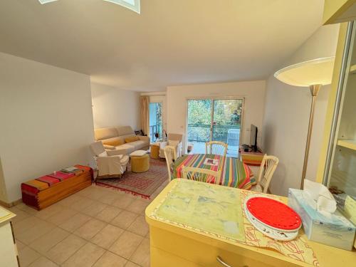 un salon avec un canapé et une table dans l'établissement Charmant T2 Arcachon proche centre et plage, terrasse, garage - FR-1-474-71, à Arcachon