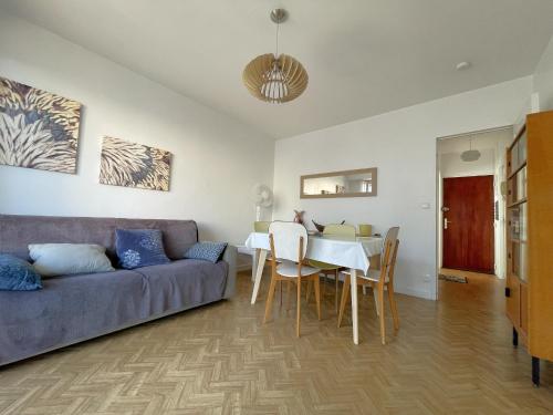 un salon avec un canapé et une table dans l'établissement Appartement cosy à l'Aiguillon avec balcon - FR-1-474-189, à Arcachon