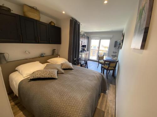une chambre avec un lit avec des oreillers dessus dans l'établissement Studio rénové avec clim et wifi au port de l'Aiguillon pour 2 - FR-1-474-214, à Arcachon