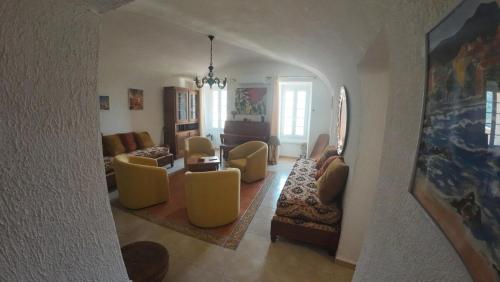Posezení v ubytování Appartement Spacieux Vue Montagne- Parking gratuit- Proche ÎLE ROUSSE