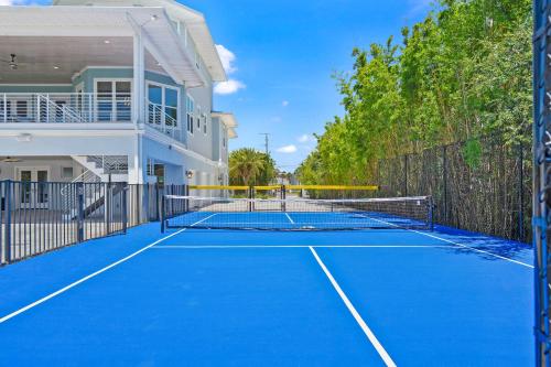 Tenis a/nebo squash v ubytování Luxury At The Beach Waterfront w Dock Pool 4 Beds nebo okolí