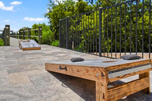 Zahrada ubytování Luxury At The Beach Waterfront w Dock Pool 4 Beds