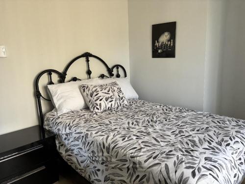 Ένα ή περισσότερα κρεβάτια σε δωμάτιο στο Chambre 4 Gestion Clin D Oeil