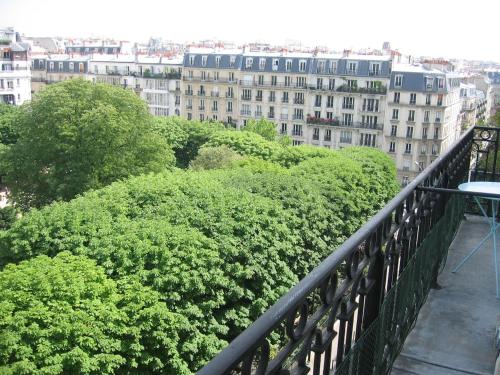 Haussmann-style flat with Montmartre view